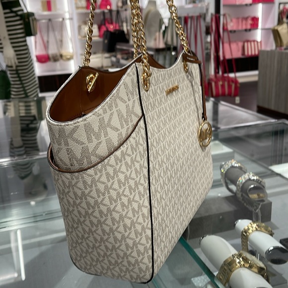 MICHAEL KORS 
Jet Set Large Signature Shoulder Top Zip Tote Bag
Vanilla 
NWT - Picture 3 of 16